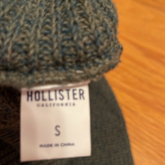 Hollister Size Small dark green crewneck sweater. - Picture 5 of 5